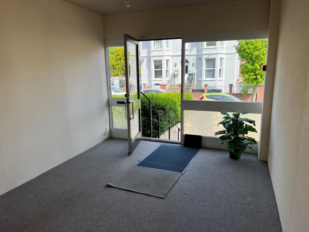 Lot: 85 - TOWN CENTRE SIX-BEDROOM HOUSE WITH POTENTIAL - The ground floor hallway